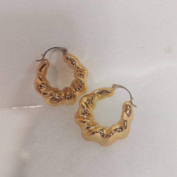 24k GOLD PLATED LIGHT WEIGHT FASHION HOOP EARRINGS - Picture 2 of 7